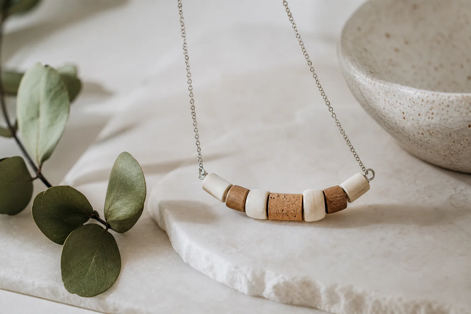 Collier bois liège style scandinave : Collier bois liège au style épuré inspiré du design scandinave
