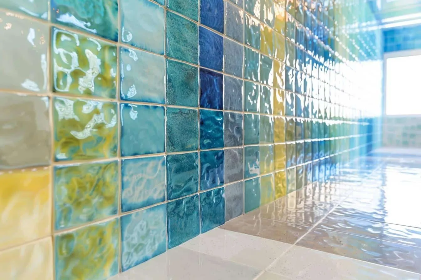 Comment choisir les couleurs de céramiques pour une salle de bain humide ?