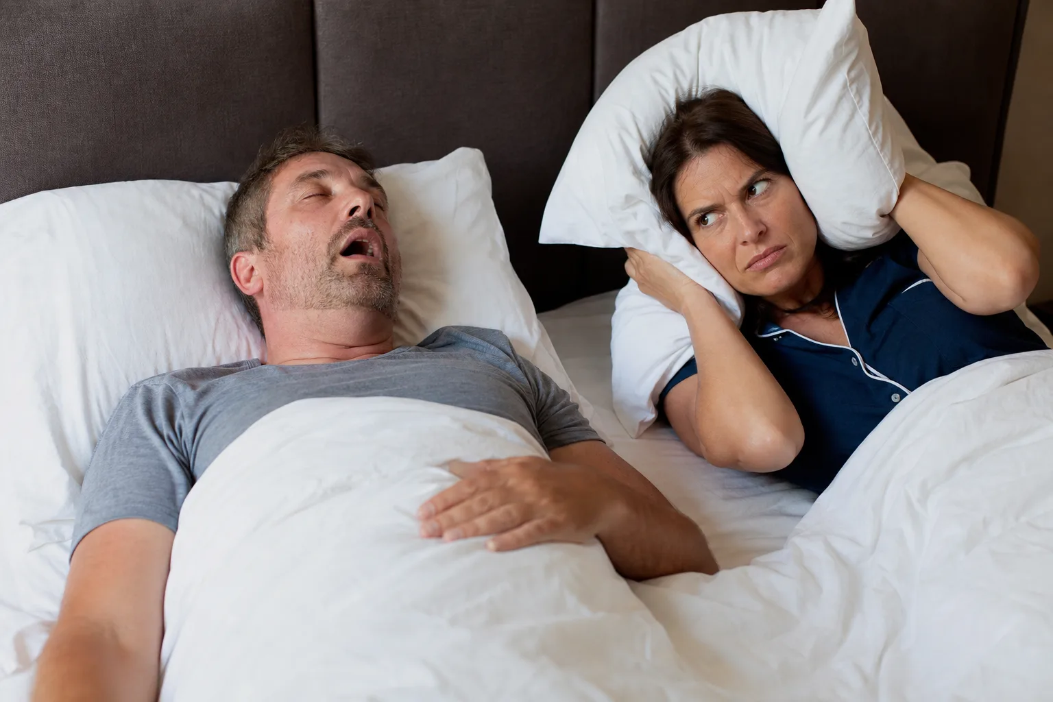 Comment faire pour stopper les ronflements de votre voisin de lit ?