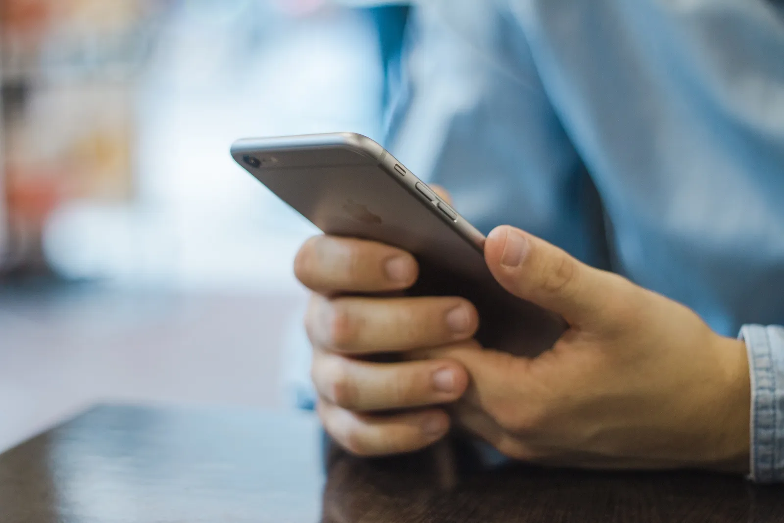 Comment nettoyer son iPhone en protégeant l’écran ?