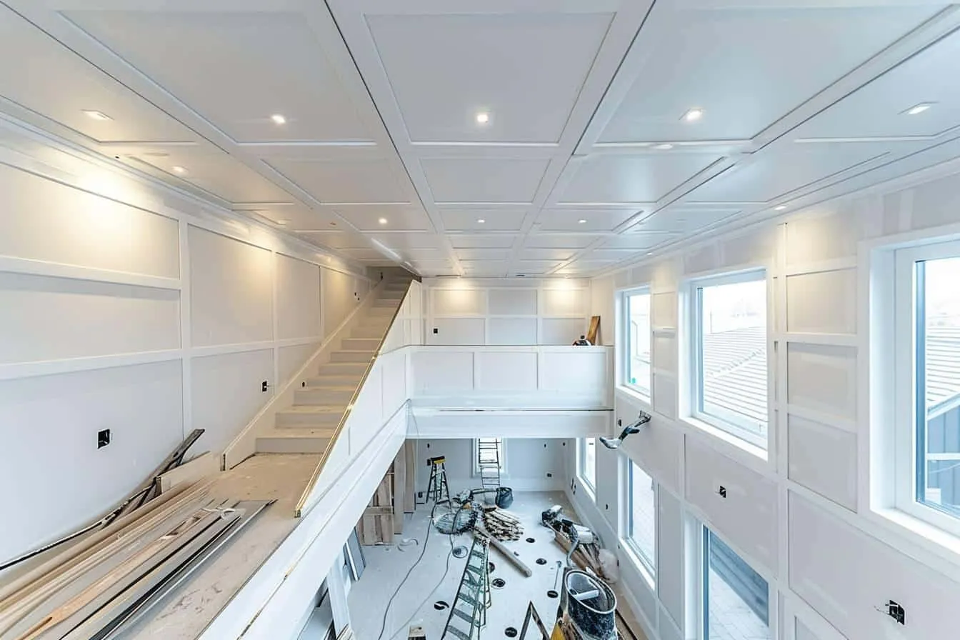 Comment poser du lambris PVC au plafond : guide pratique