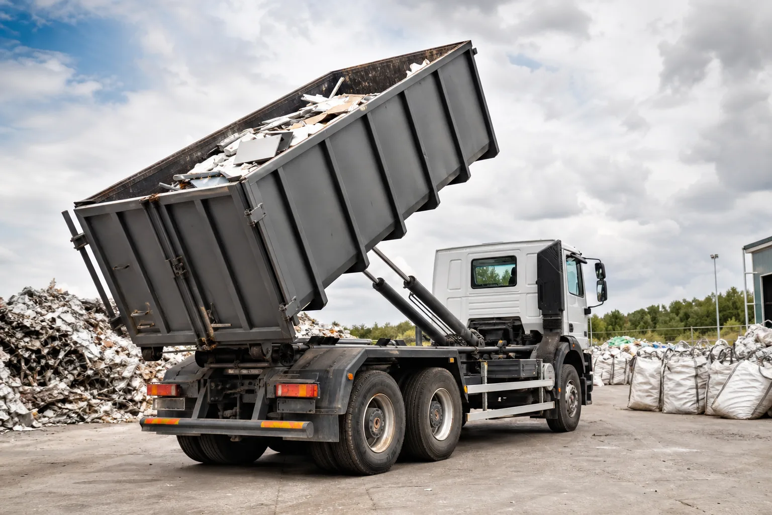 Location camion benne pour déchets industriels : gérez vos volumes en toute sécurité